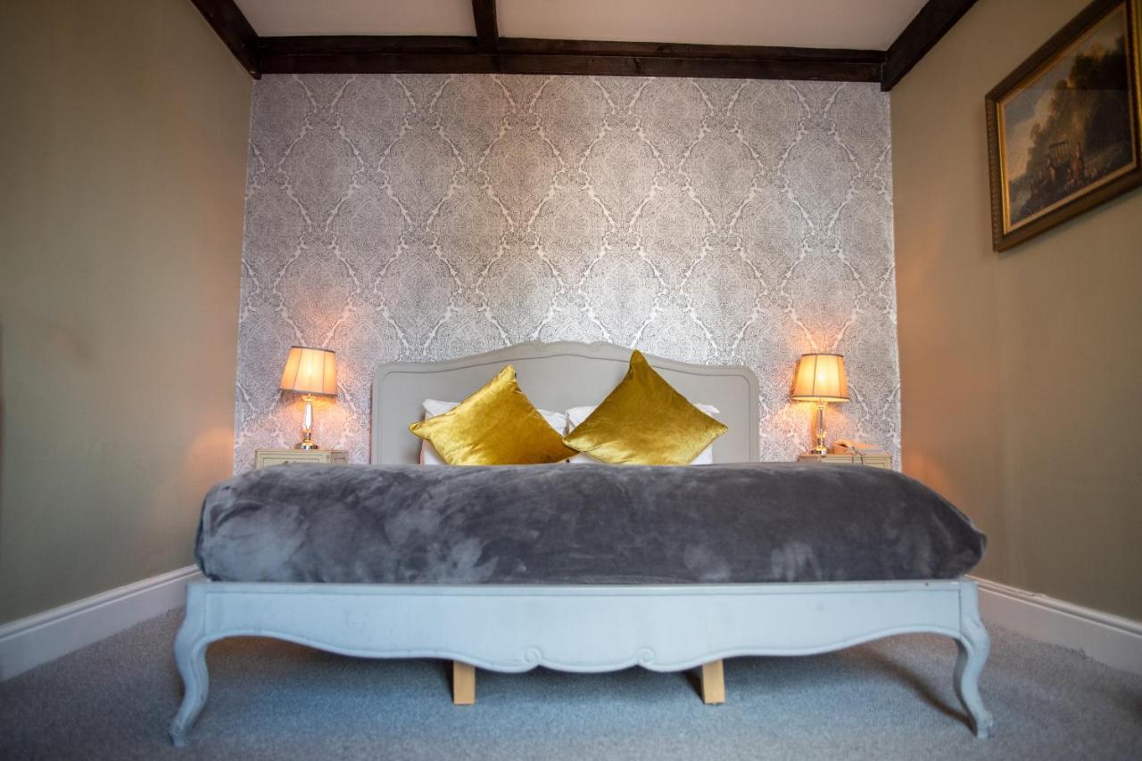 The Oak House Hotel Axbridge Exterior photo A bedroom at the hotel