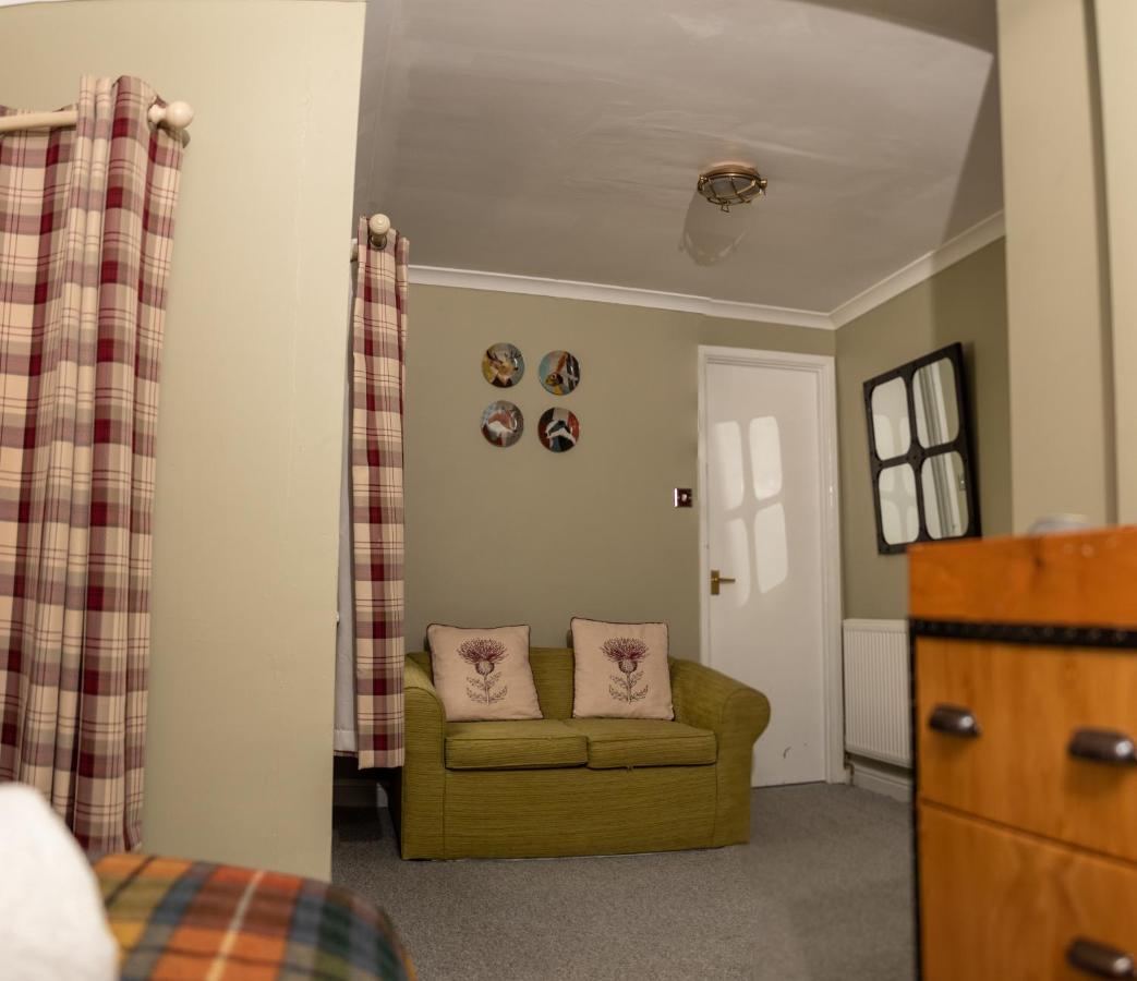 The Oak House Hotel Axbridge Exterior photo The interior of a typical bedroom