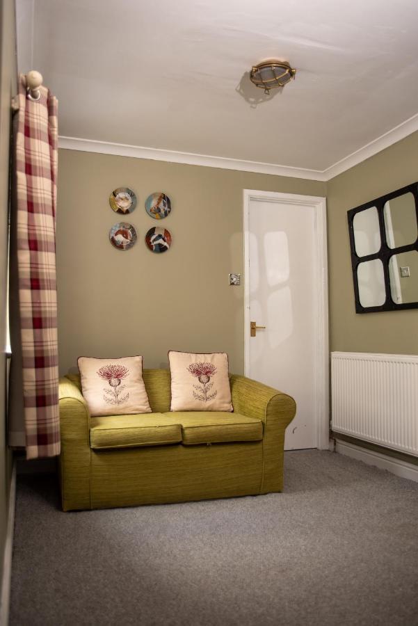 The Oak House Hotel Axbridge Exterior photo A room with a radiator