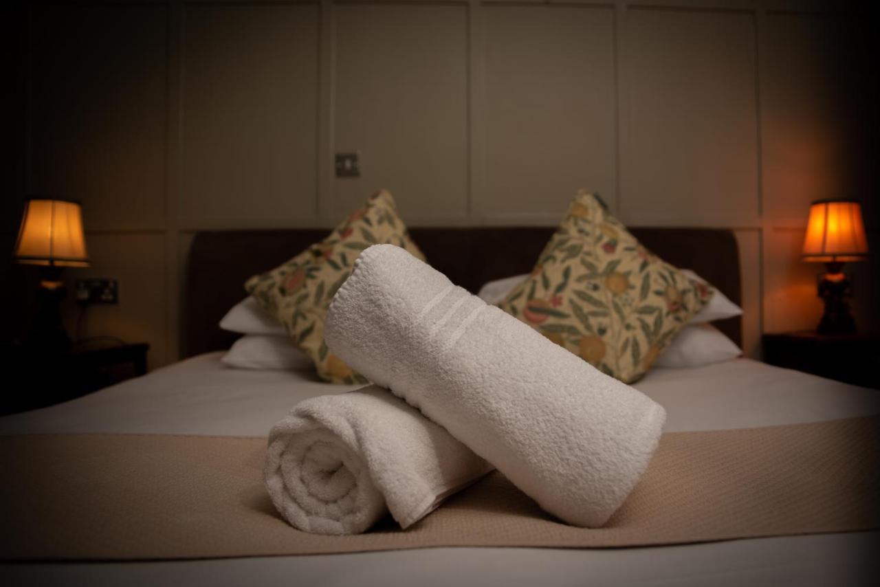 The Oak House Hotel Axbridge Exterior photo Bath towels