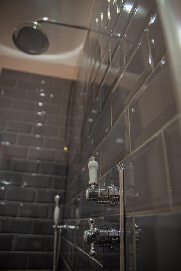 The Oak House Hotel Axbridge Exterior photo A shower faucet