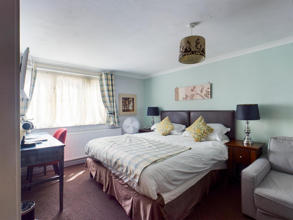 The Oak House Hotel Axbridge Exterior photo A bedroom at the hotel