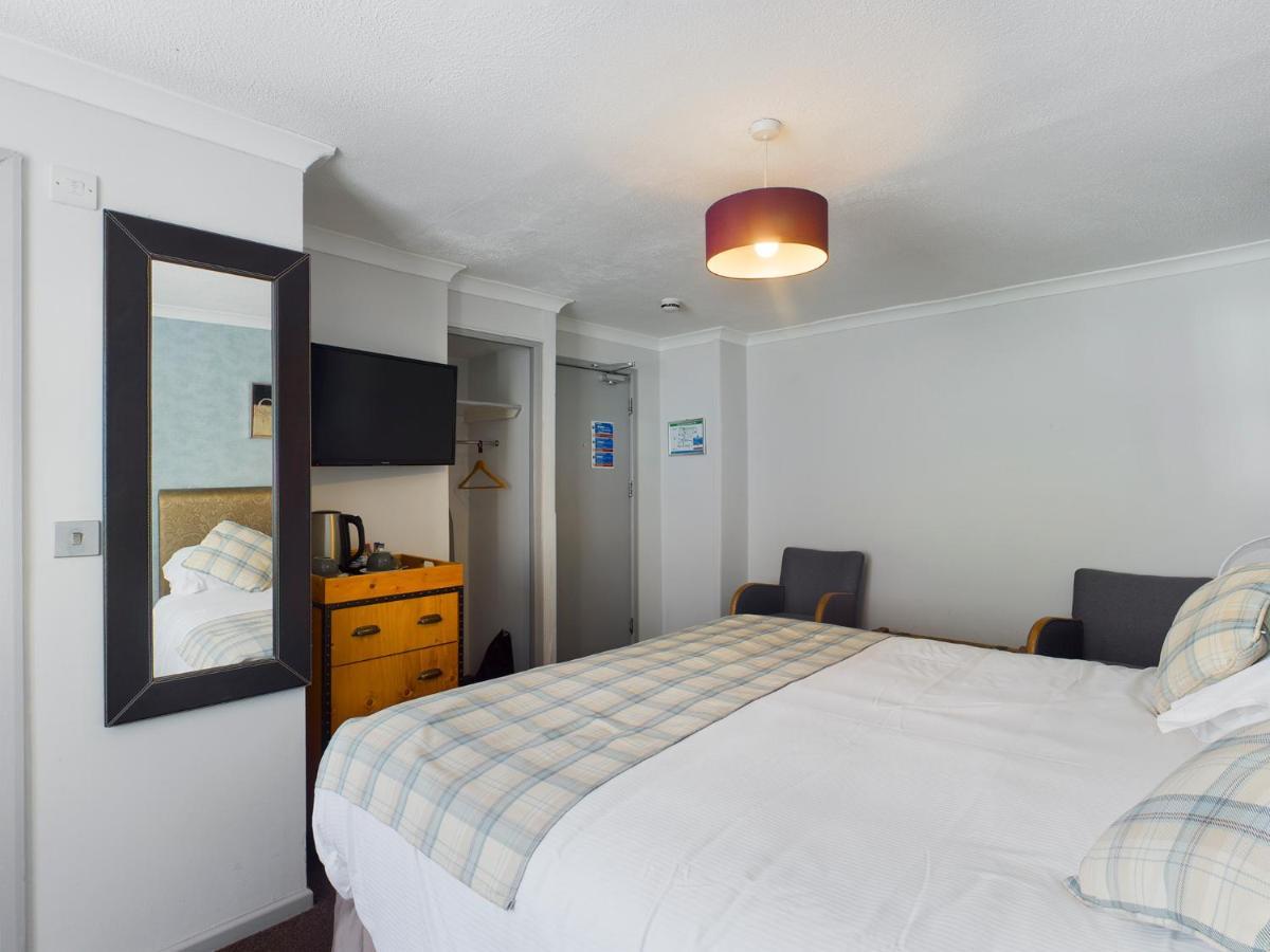 The Oak House Hotel Axbridge Exterior photo A bedroom at the hotel