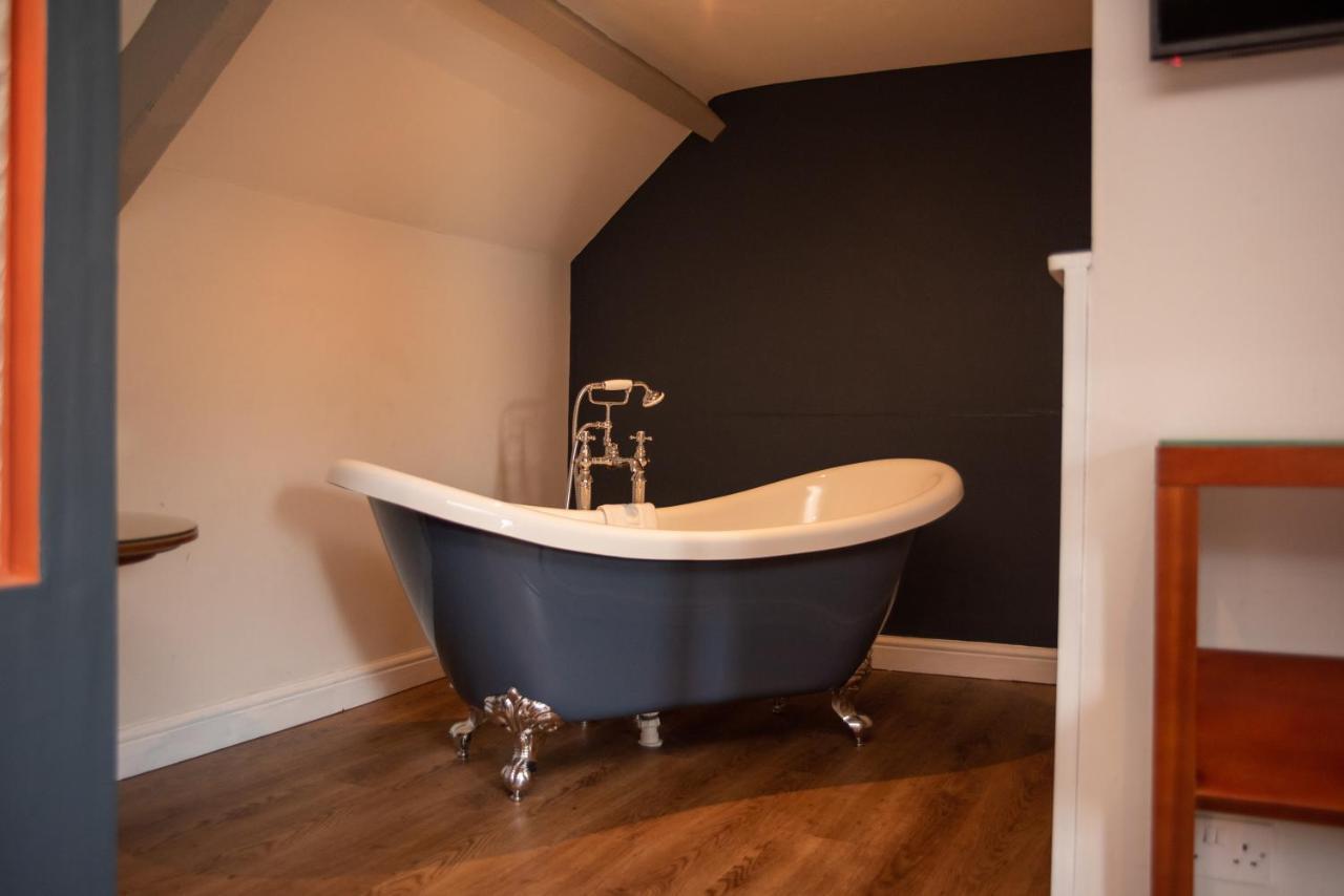 The Oak House Hotel Axbridge Exterior photo A freestanding bathtub