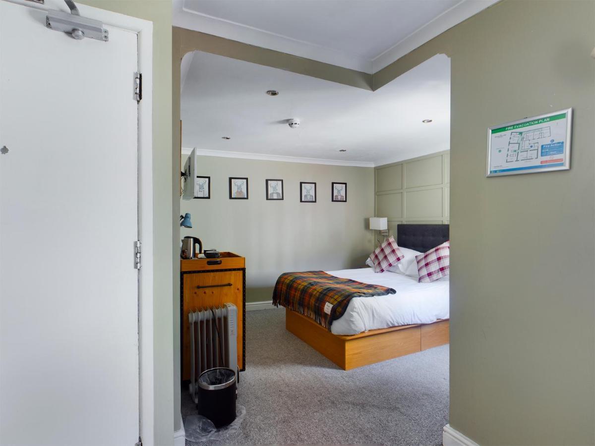 The Oak House Hotel Axbridge Exterior photo A bedroom at the hotel