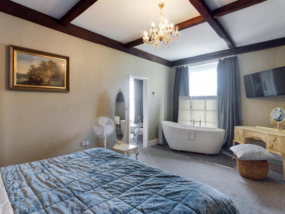 The Oak House Hotel Axbridge Exterior photo The master bedroom