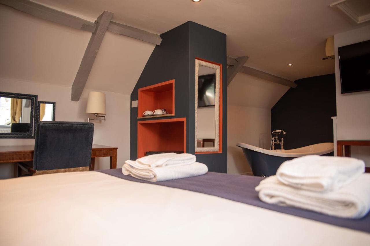 The Oak House Hotel Axbridge Exterior photo A room at the hotel