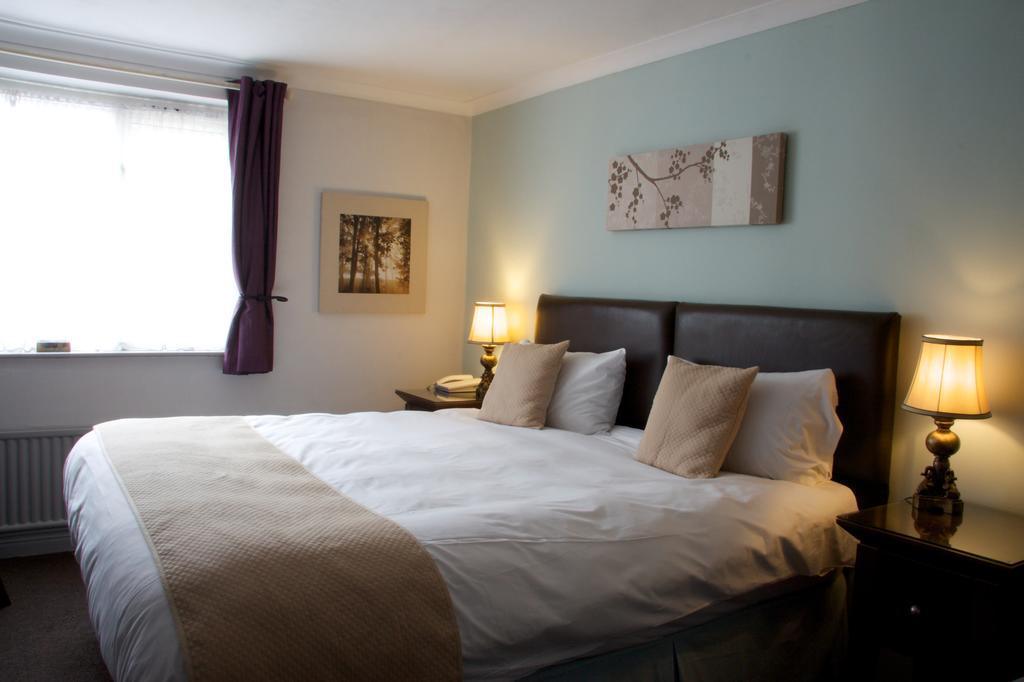 The Oak House Hotel Axbridge Exterior photo A bedroom at the hotel