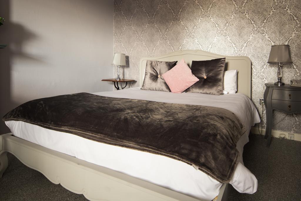 The Oak House Hotel Axbridge Exterior photo A mink throw