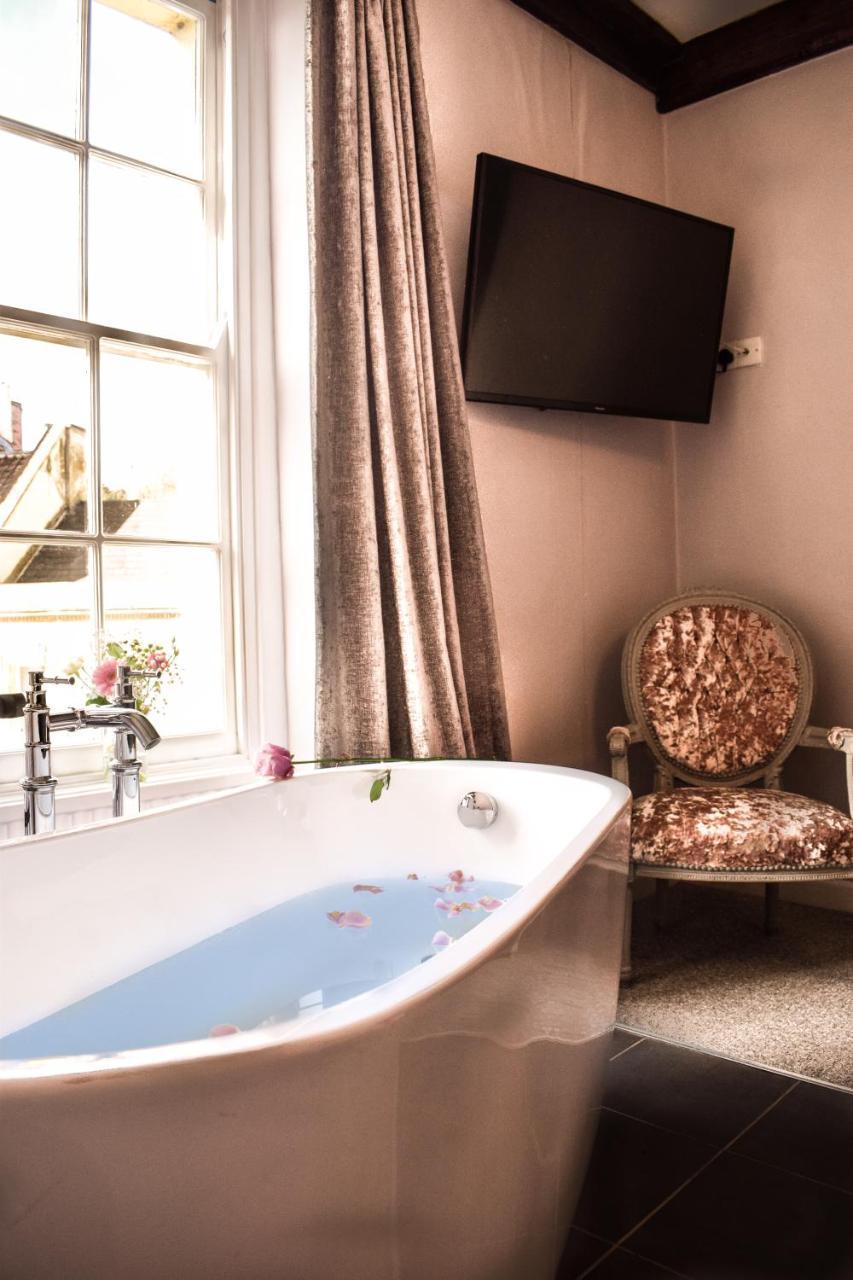 The Oak House Hotel Axbridge Exterior photo A bathroom at The Swan